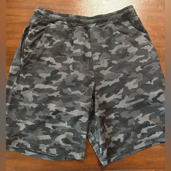 Lululemon men’s shorts - Picture 1 of 3